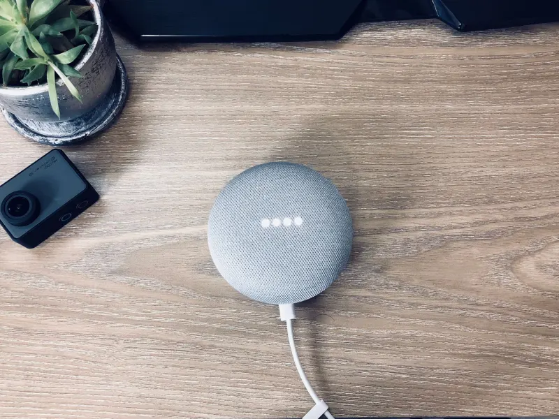 化妆刷与粉扑材质对比：羊毛纤维与合成毛的适用场景分析